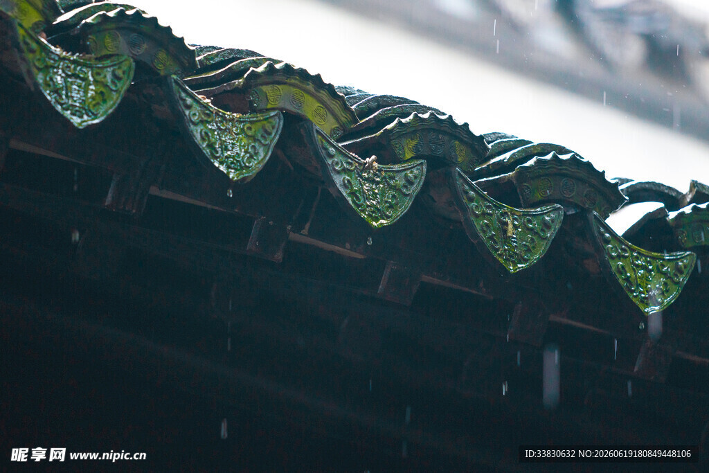 中式屋檐下的雨滴