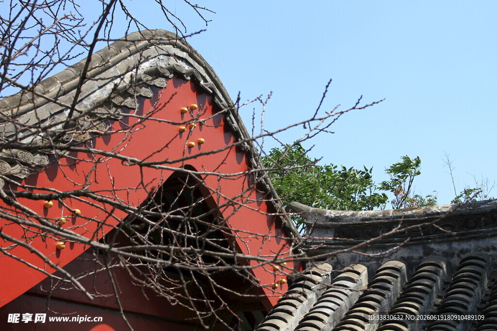 中式红墙灰瓦建筑一角