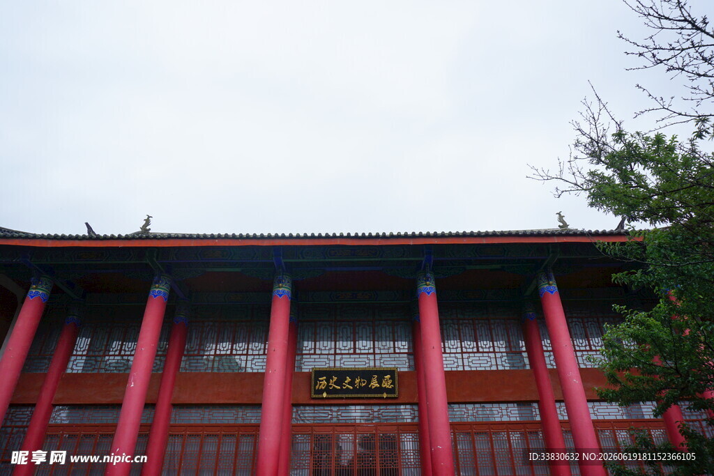 中式红柱建筑一角