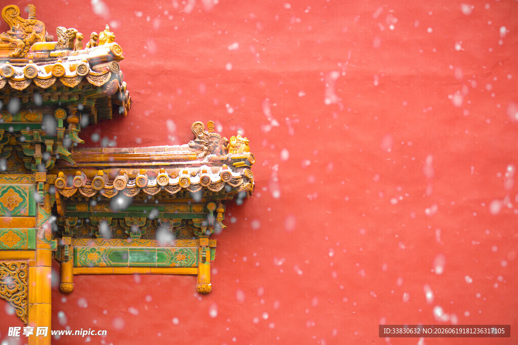 红墙雪景中的中式建筑一角