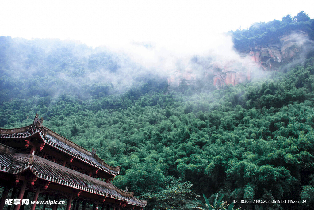 山间古建隐于葱郁林海
