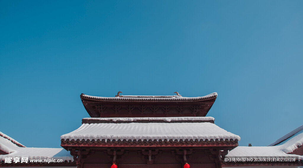 中式古建筑屋顶覆雪景观