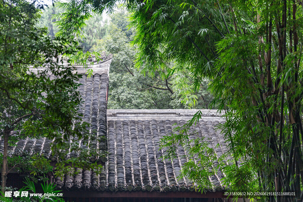 林间古建隐于绿意之间