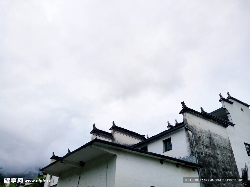 徽派建筑云雾缭绕的古韵