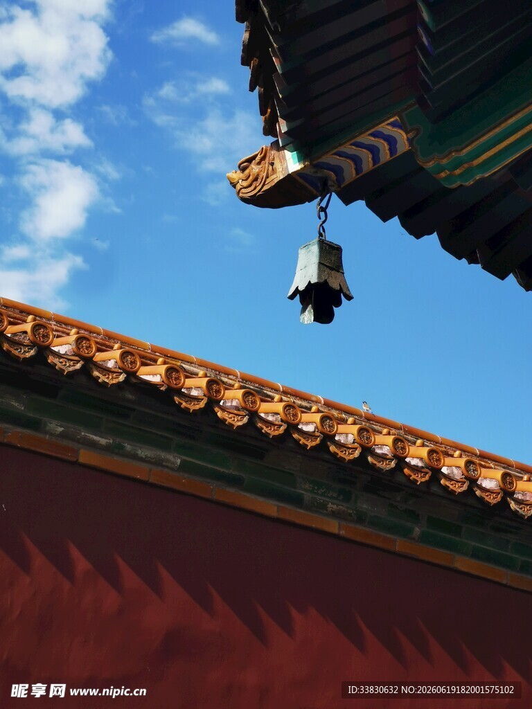 古建屋檐铃铛映蓝天