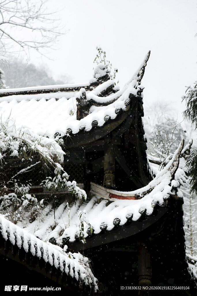 雪覆古建屋顶尽显古韵