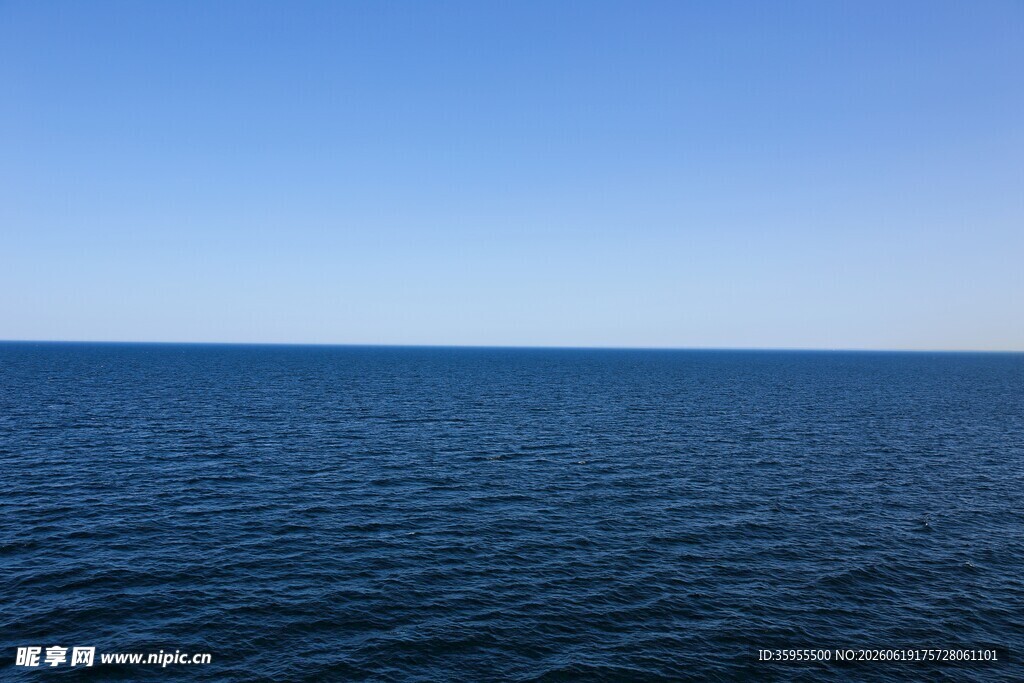 广阔蔚蓝大海远景