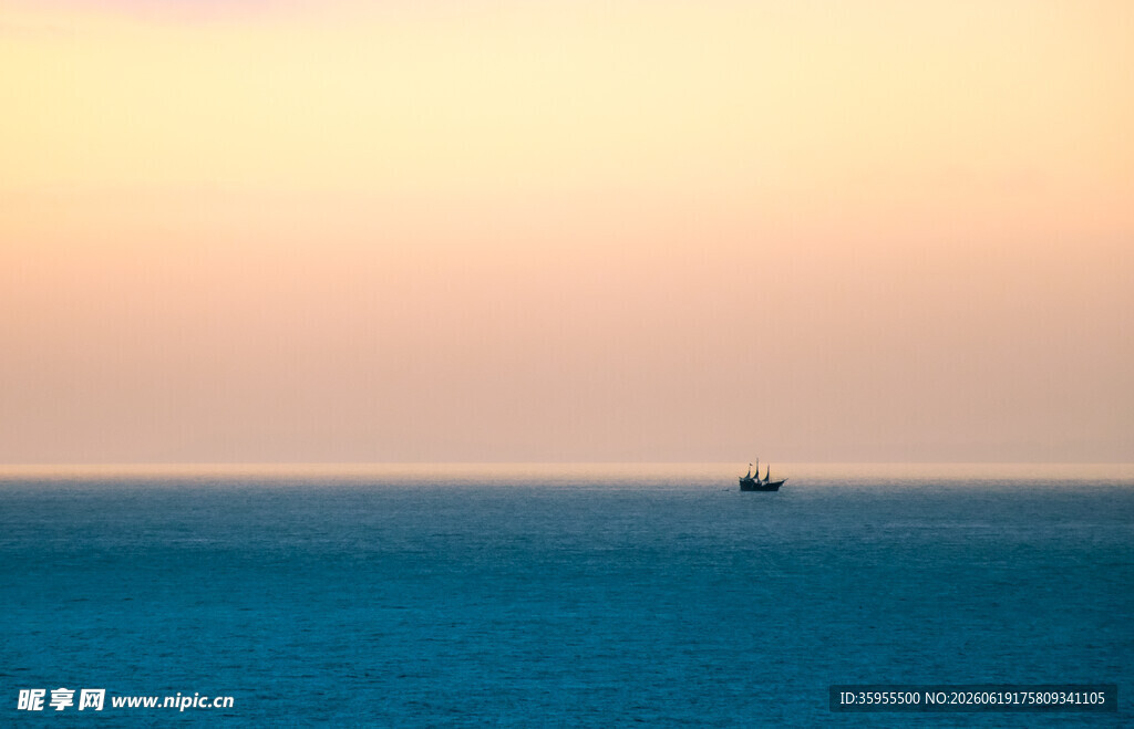 海上落日孤舟美景