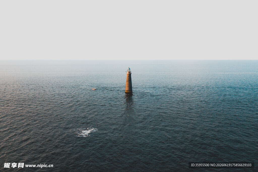 海上孤耸的锥形建筑