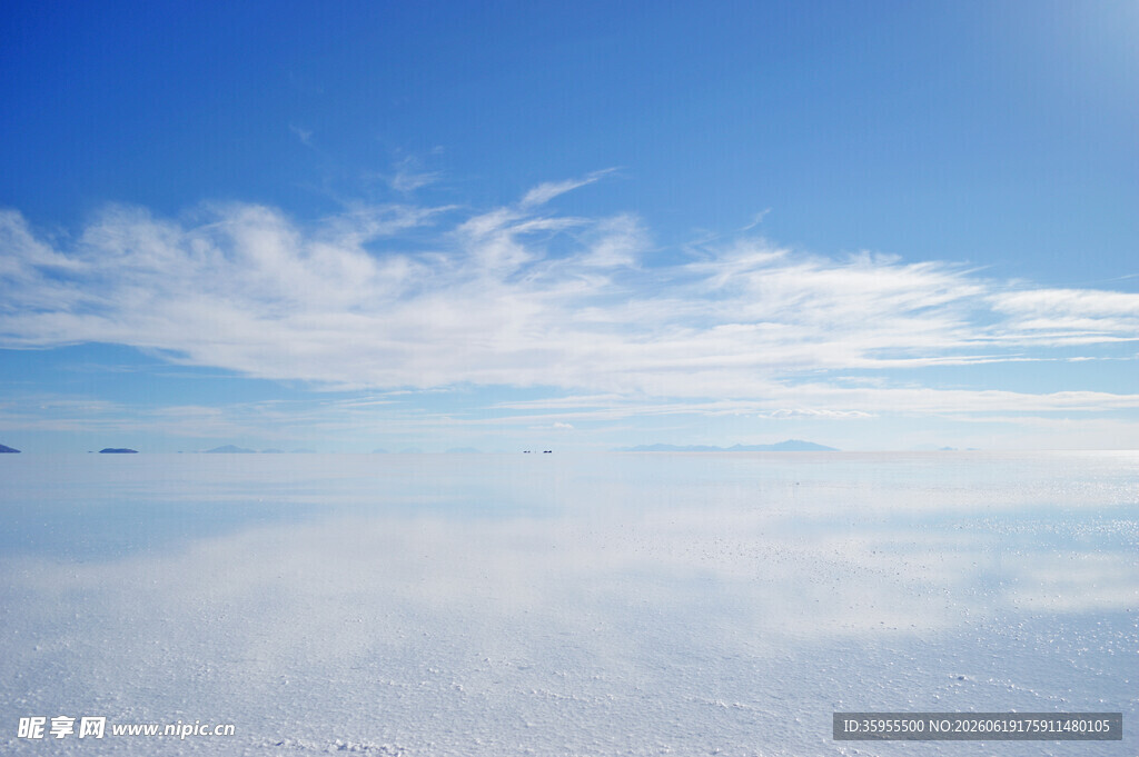 蓝天云海下的纯净雪景