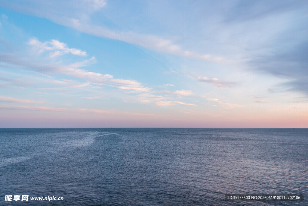 海上日落美景波光粼粼