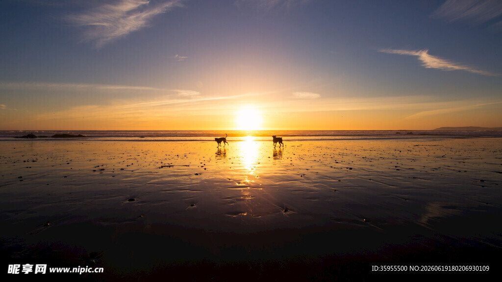 夕阳下的静谧湖面美景