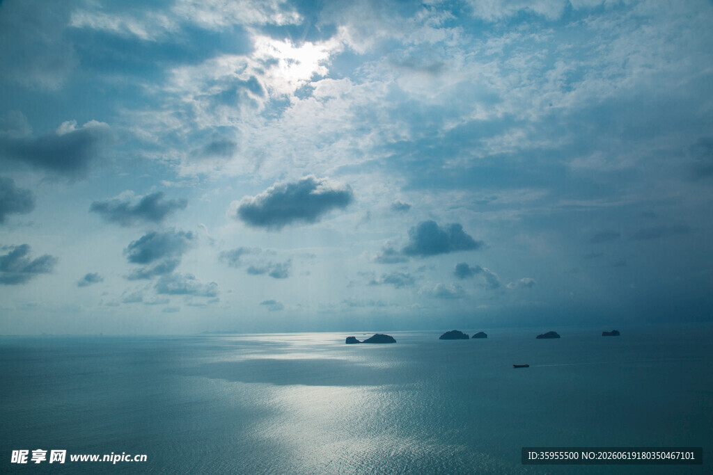 海上云景与船只的静谧画面