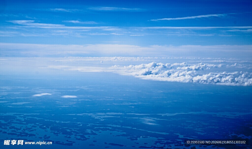 高空俯瞰蔚蓝云海景象