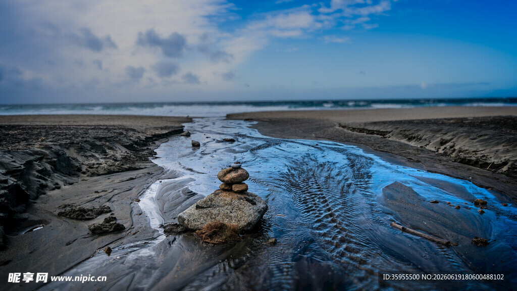 海边滩涂水流蜿蜒景致美