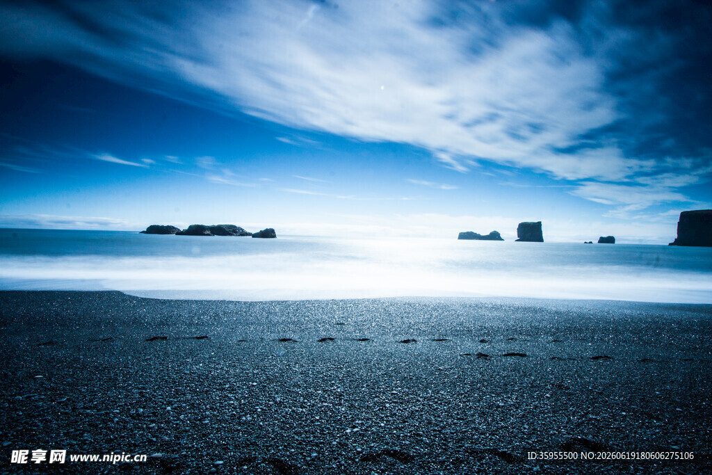 海边美景静谧沙滩与蓝天
