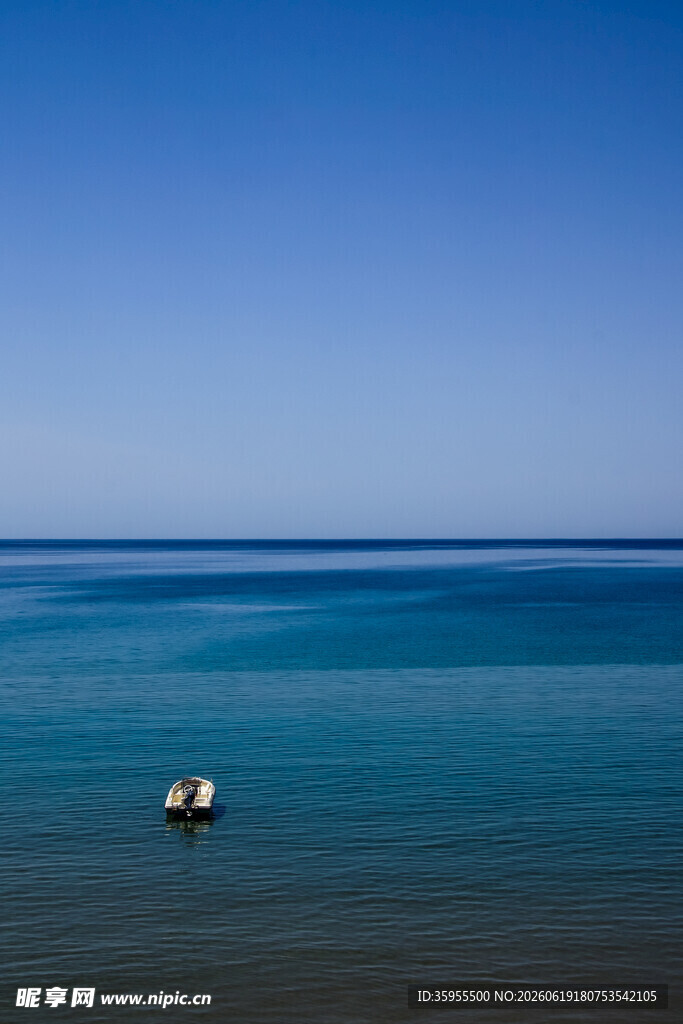 宁静海面与浮标景色