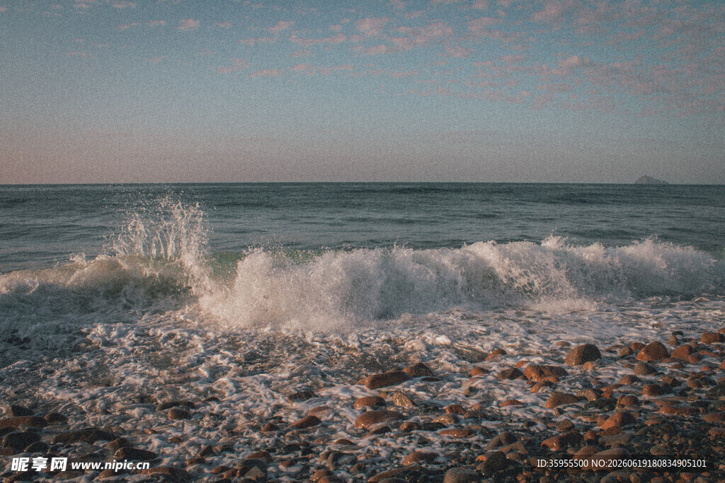 海边浪花拍打碎石海岸