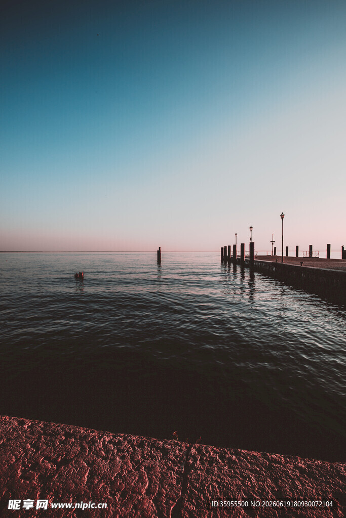 海边码头日落美景