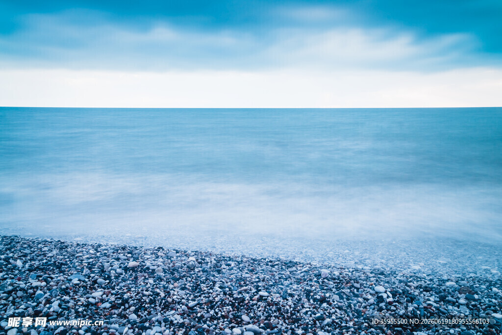 宁静海滨碎石与碧海蓝天