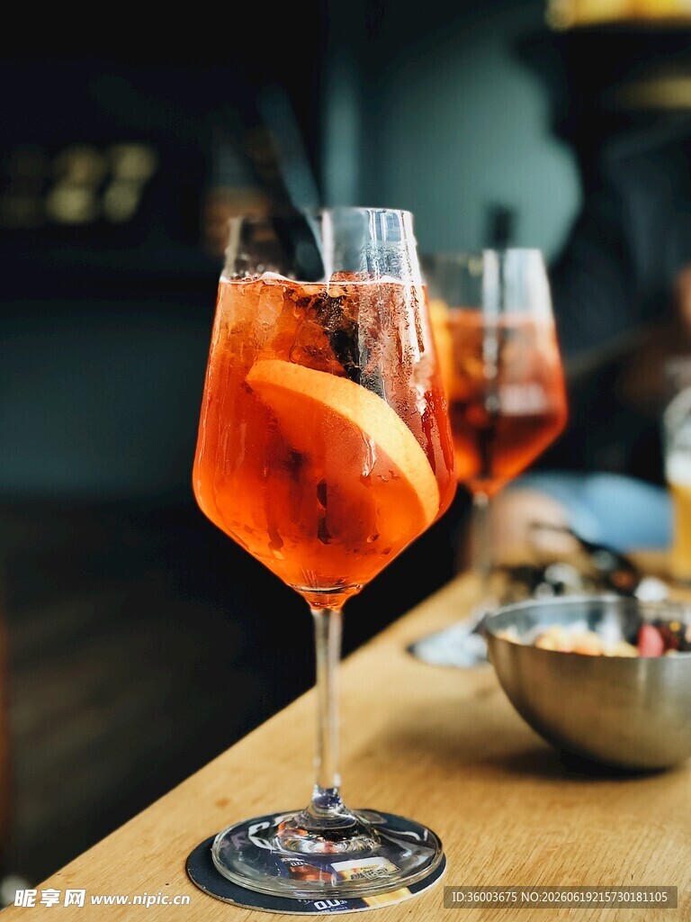 酒吧中的美味橙红色鸡尾酒