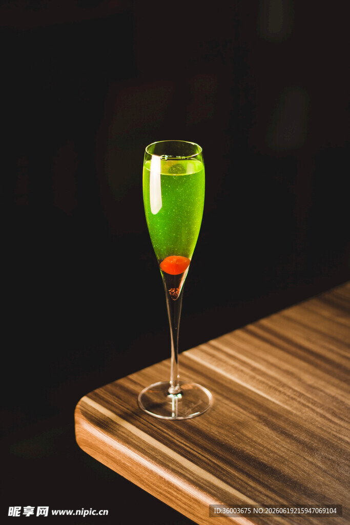 绿色分层鸡尾酒置于木桌