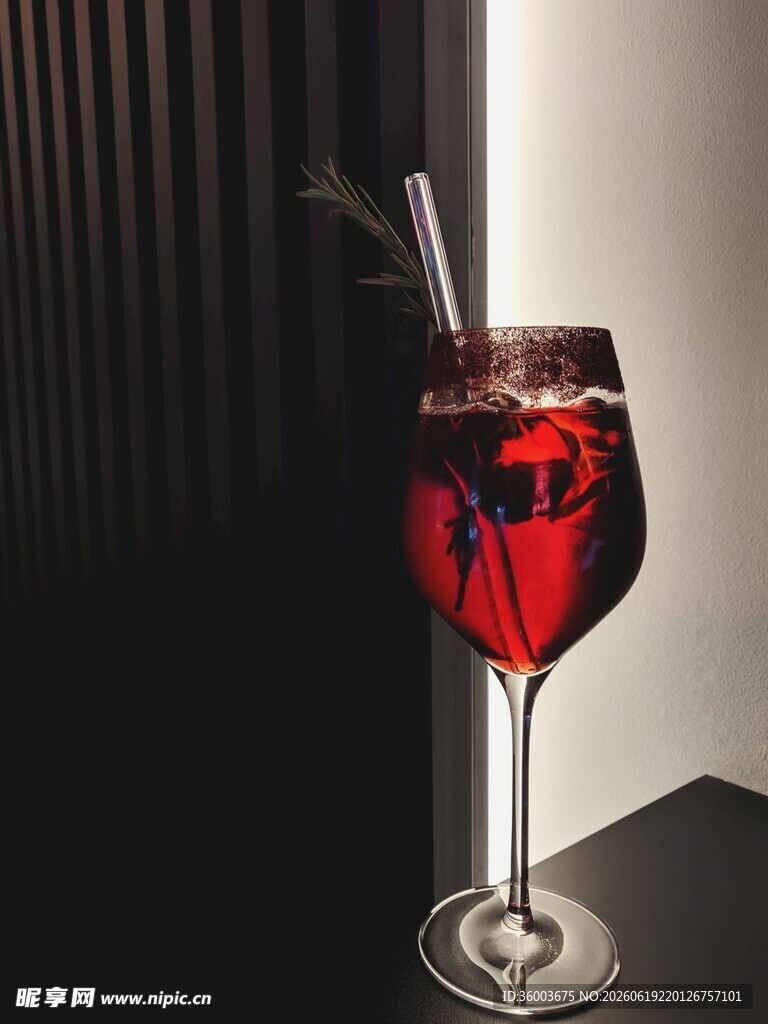 高脚杯中的深红色鸡尾酒