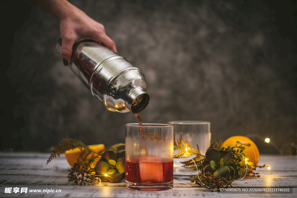 调酒师正在调制美味鸡尾酒