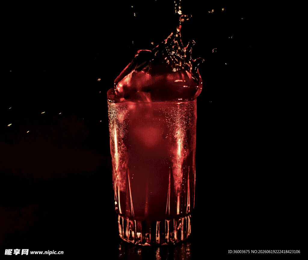 红色液体倾入高脚玻璃杯