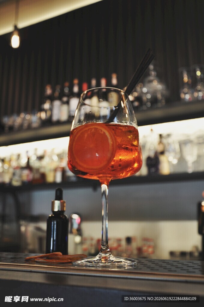 酒吧中的精致红色鸡尾酒