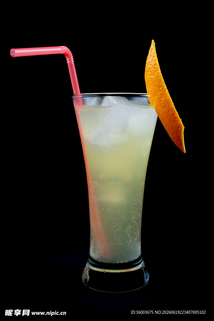 清新橙味鸡尾酒配吸管