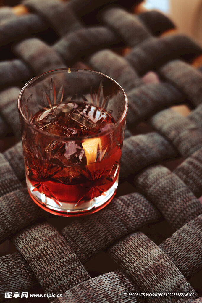 杯中红色鸡尾酒配橙片