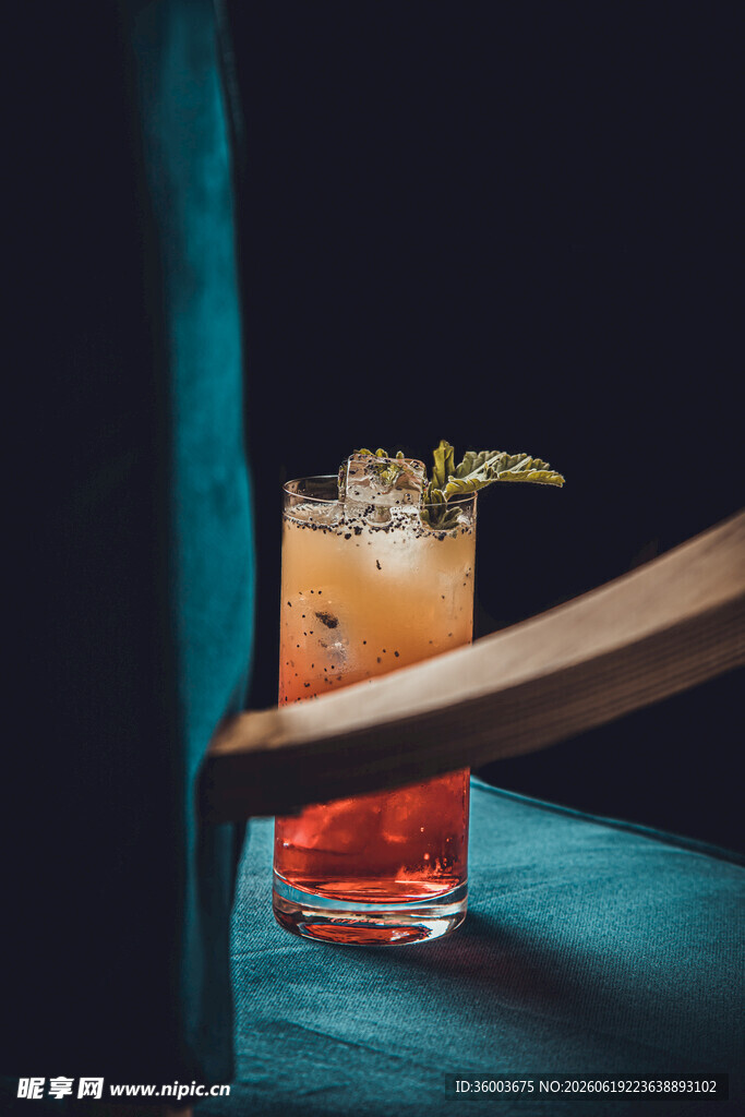 高脚杯中的色彩鸡尾酒