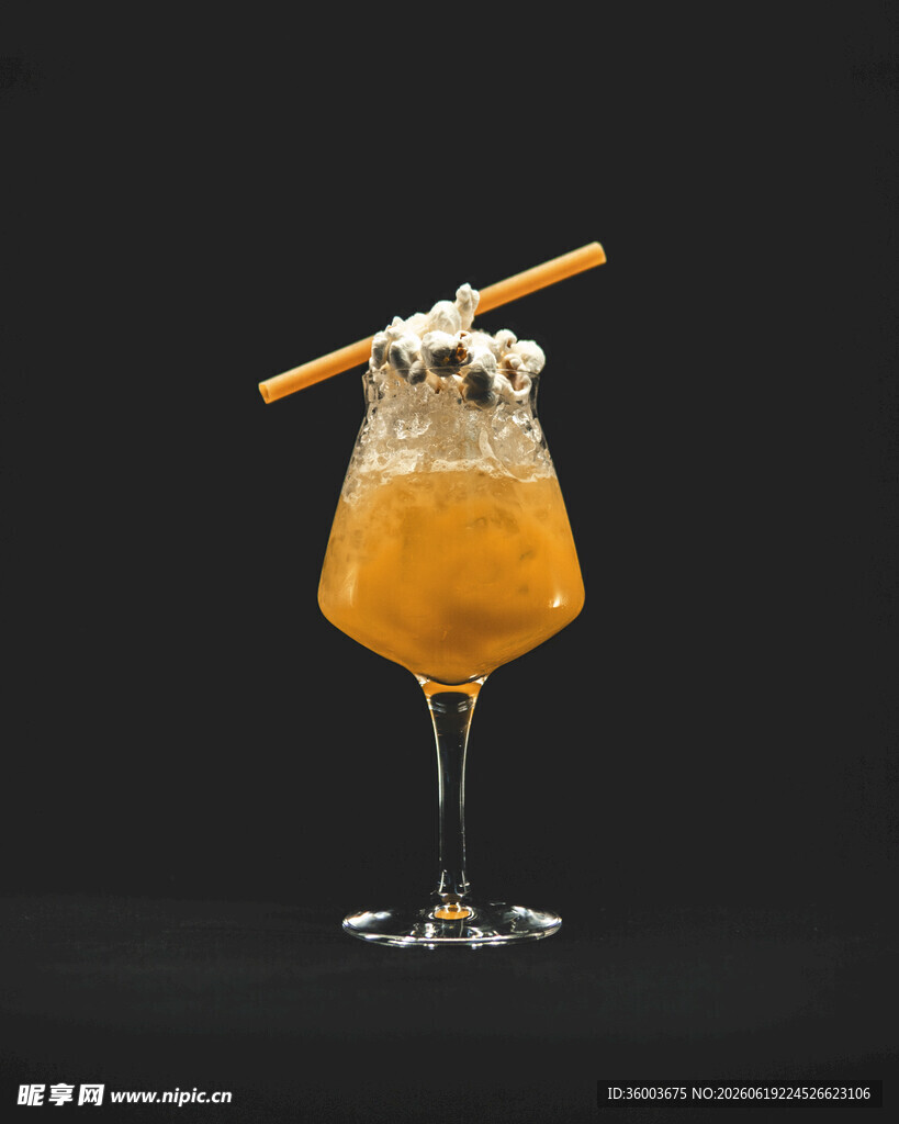 橙黄鸡尾酒配装饰