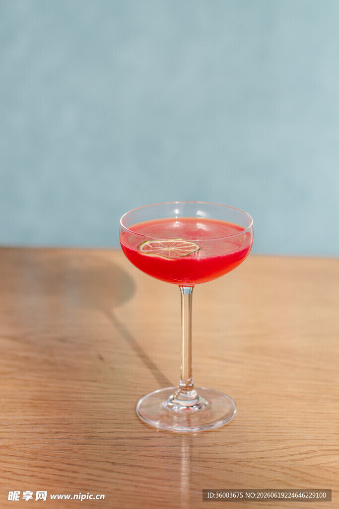 红色鸡尾酒置于精致高脚杯