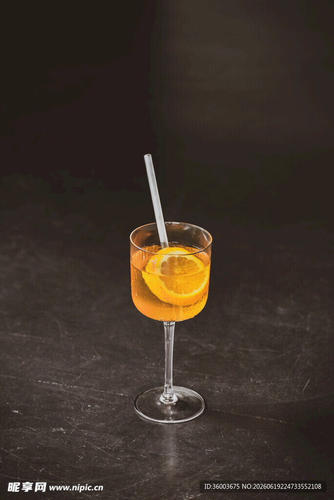 高脚杯中的橙色鸡尾酒