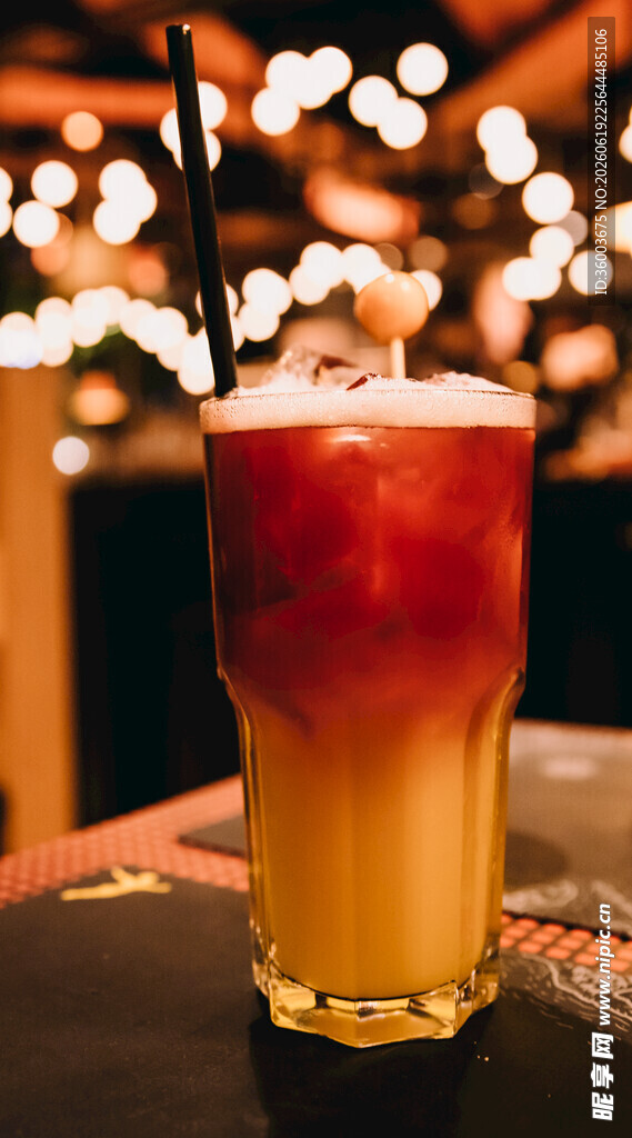 酒吧中的分层特色鸡尾酒