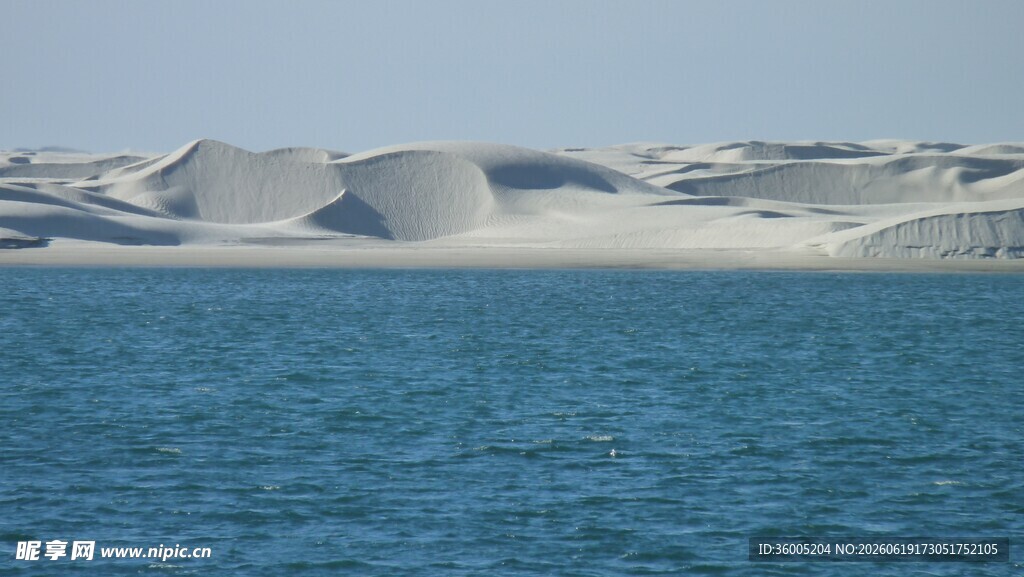 海边沙丘与碧蓝海水景观