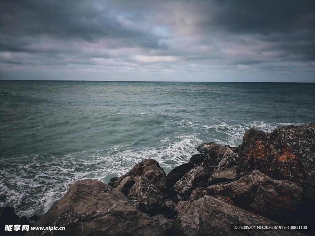 海边礁石与阴沉天空景象