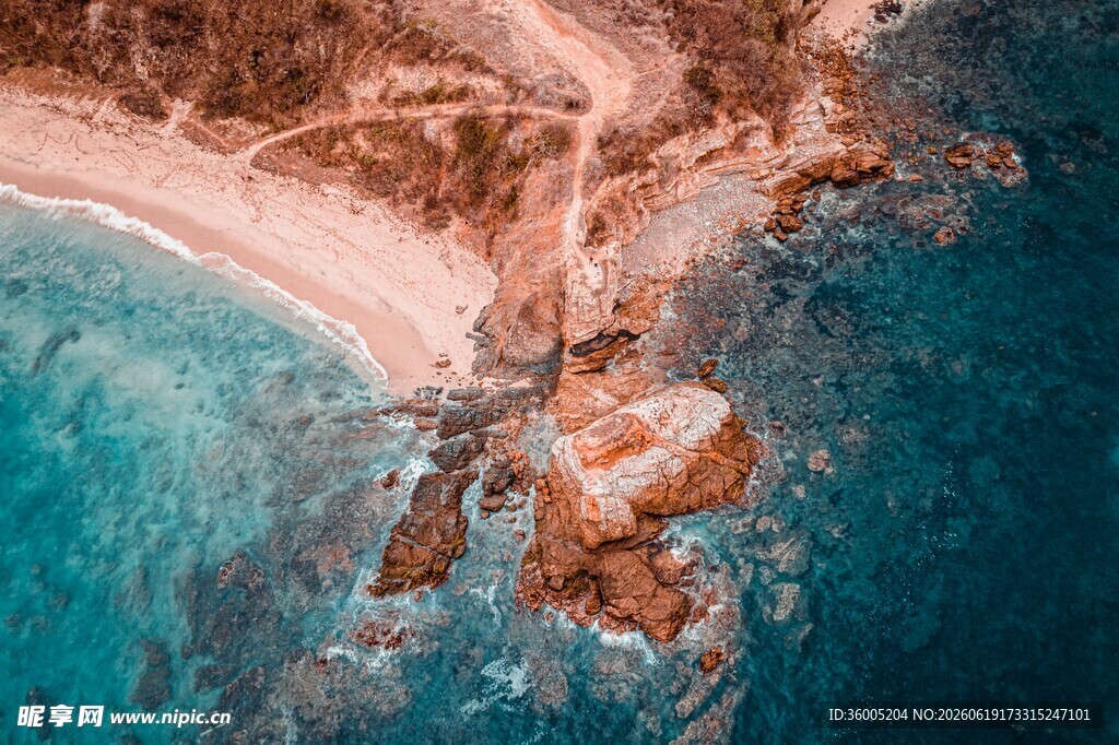 俯瞰绝美海岸与礁石景观