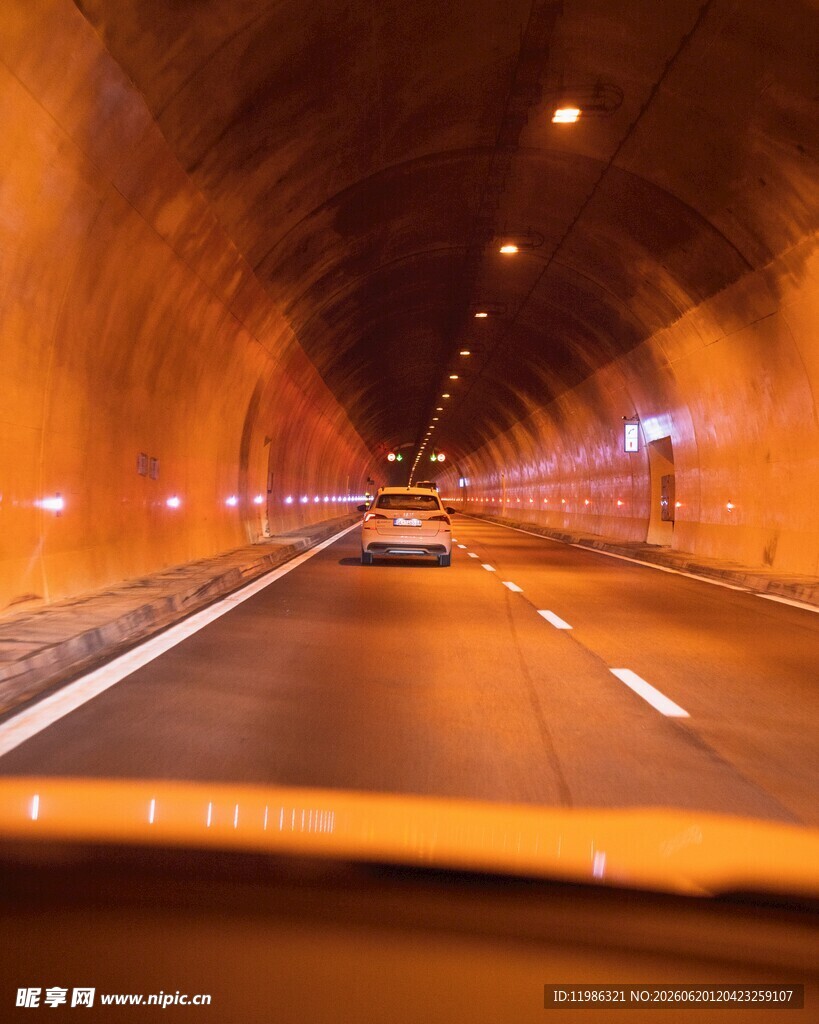 车内视角的隧道行驶景象
