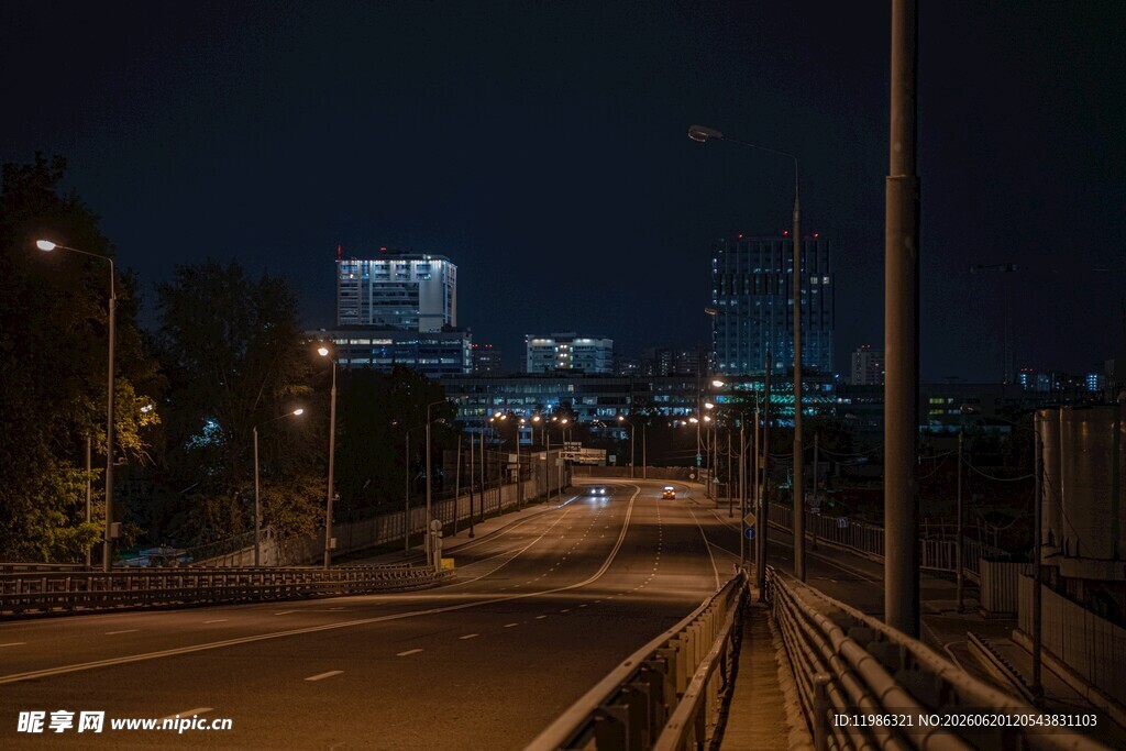 城市夜幕下的空旷道路