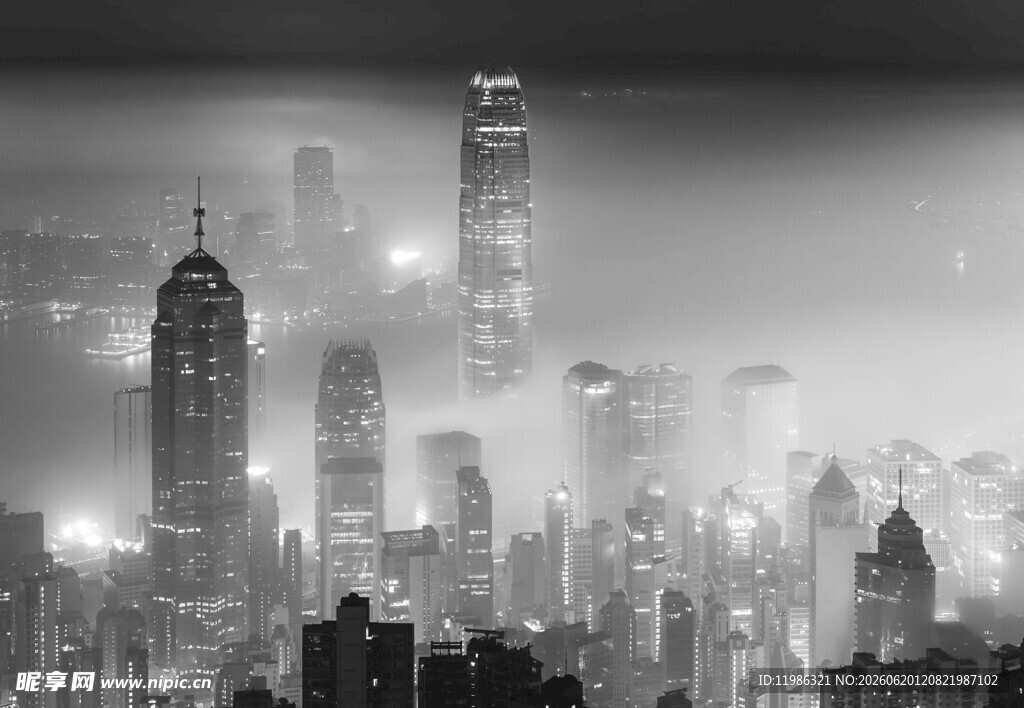 雾中都市夜景