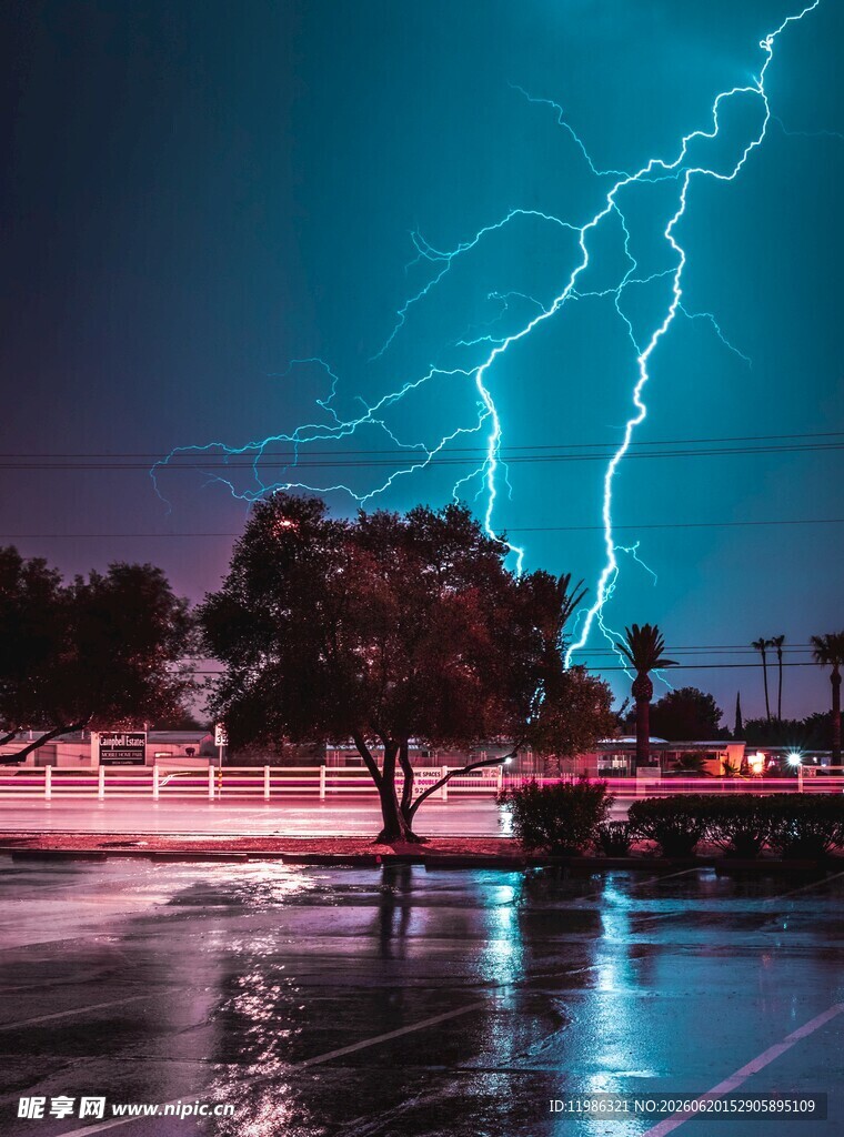雨夜闪电下的城市景观