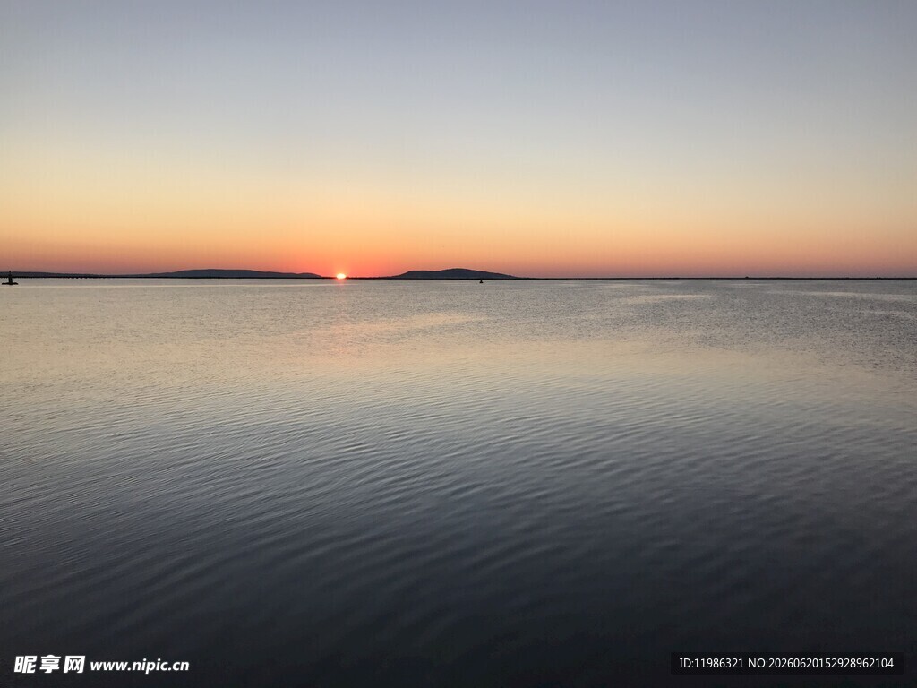 海边日落时分静谧水面