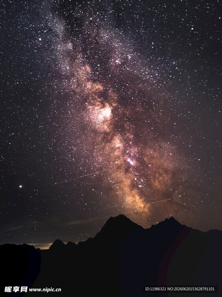 壮丽星空下的巍峨山脉