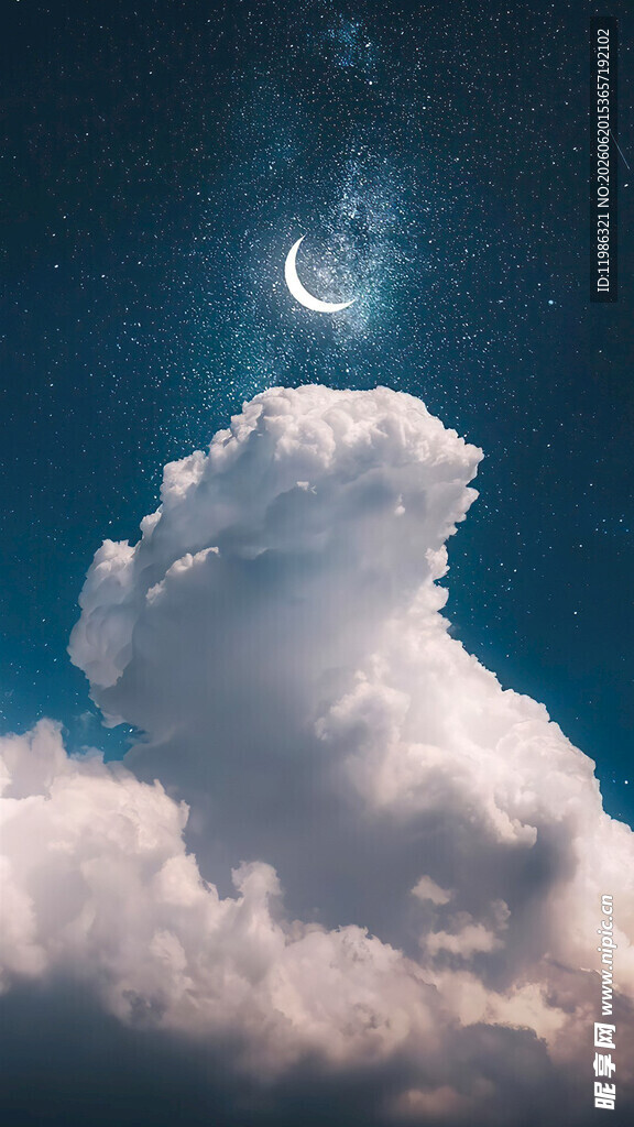夜空下的云朵与月牙