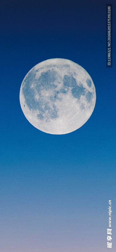 夜空中的皎洁明月