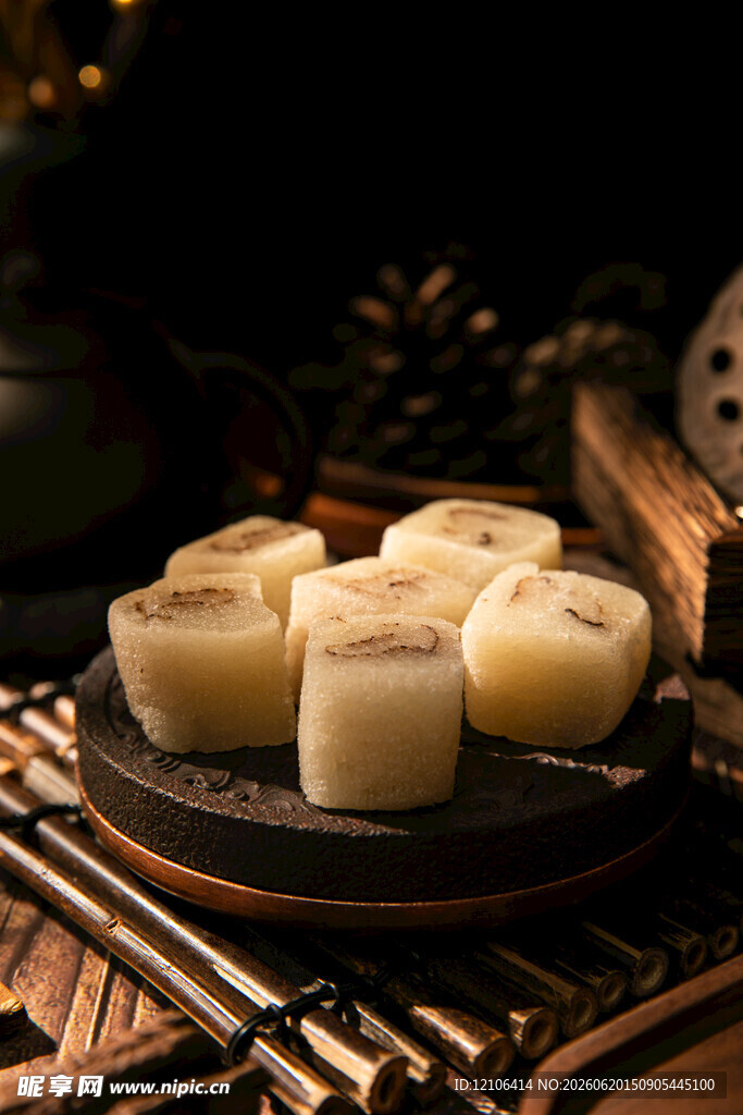 中式糕点摆于古朴茶具旁