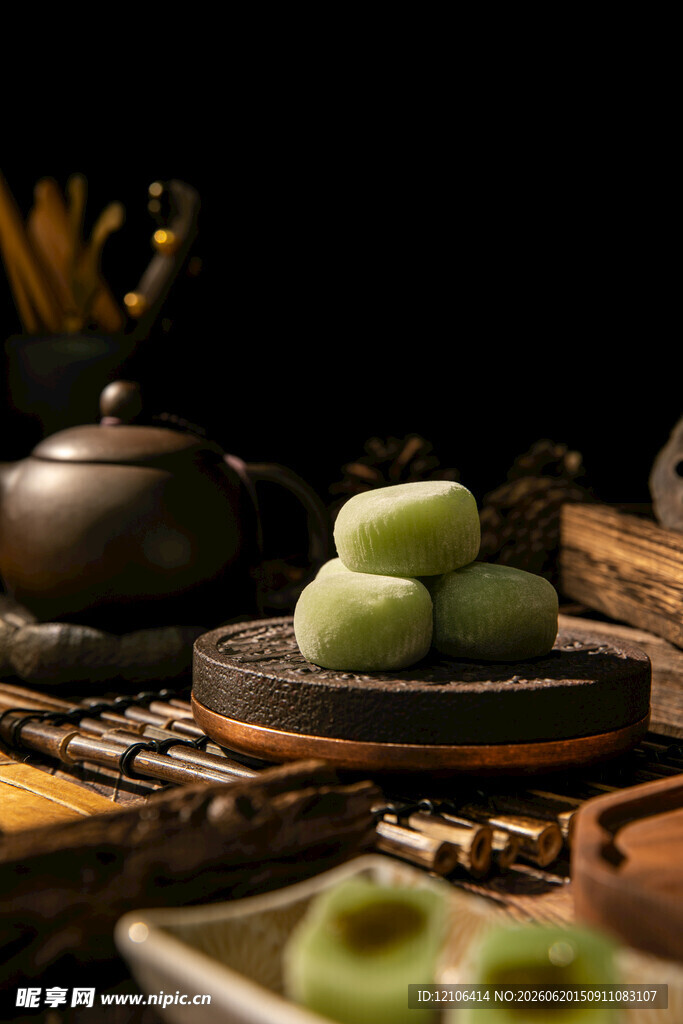 中式茶点与茶具雅致组合